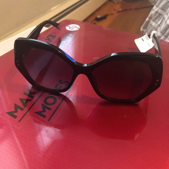 Glasses - Picture 2 of 5